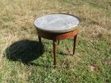 une petite table posée dans l'herbe