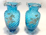 deux vases bleus ornés de motifs dorés