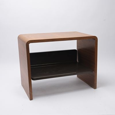 une photo d'une table en bois sur laquelle se trouve un porte-revues