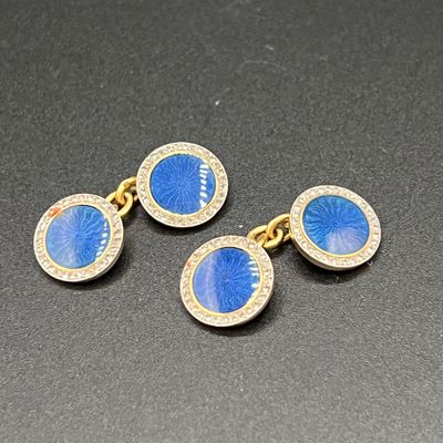 deux paires de boucles d'oreilles en émail bleu et diamants sur un fond noir