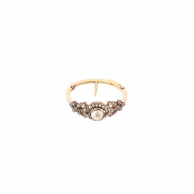 une image représentant une bague en or avec une pierre blanche au centre