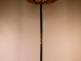 une lampe posée sur une table dans une pièce
