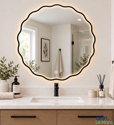 une salle de bains avec un lavabo et un miroir au mur