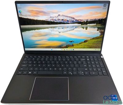 gros plan d'un ordinateur portable sur une surface blanche