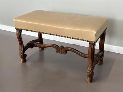 Petite banquette ou tabouret en noyer mouluré reposant sur q…