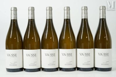cinq bouteilles de vin blanc alignées les unes à côté des autres