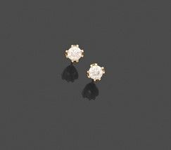 une paire de boucles d'oreilles en diamant
