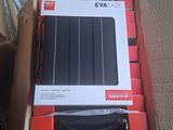 Des cartons contenant du matériel électronique sont empilés sur un carton.