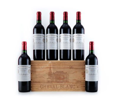 six bouteilles de vin rouge dans une caisse en bois sur fond blanc