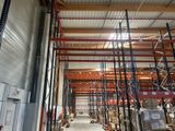 un grand entrepôt rempli de boîtes et de palettes