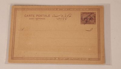 une vieille carte postale sur laquelle figure la photo d'un homme