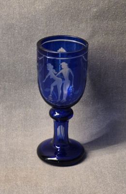 un verre bleu sur lequel est représentée la silhouette d'un homme et d'une femme