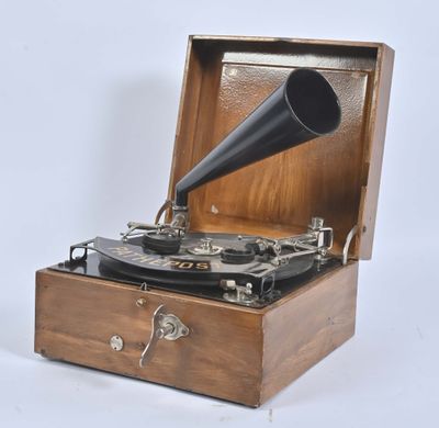 une boîte en bois contenant un tourne-disque