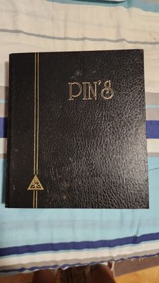 un livre posé sur un lit