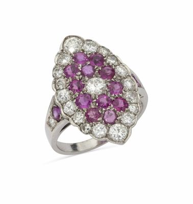 gros plan d'une bague en diamant et rubis sur fond blanc
