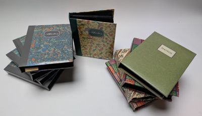 un grand nombre de livres empilés les uns sur les autres