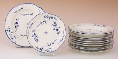 une pile d'assiettes ornées de motifs bleus et blancs