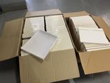 une boîte en carton contenant beaucoup de papiers