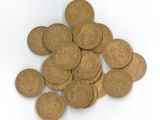 une pile de pièces d'or sur une surface blanche