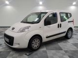 la photo d'une petite camionnette blanche garée dans une pièce