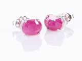 une paire de boucles d'oreilles à clous en pierre rose sur fond blanc