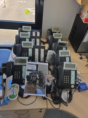 de nombreux téléphones posés sur un bureau près d'une fenêtre