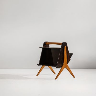 une photo d'une chaise noire sur laquelle est posé un porte-revues
