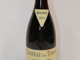 une bouteille de vin posée sur une table