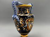 un vase bleu et or posé sur une table