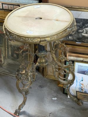 une table sur laquelle se trouve une horloge, dans une pièce