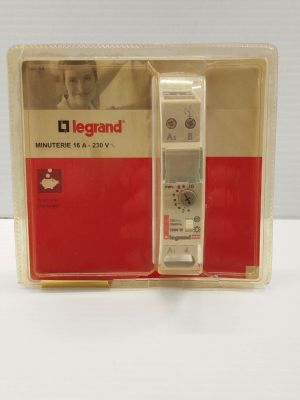 une boîte contenant une télécommande et un contrôle à distance