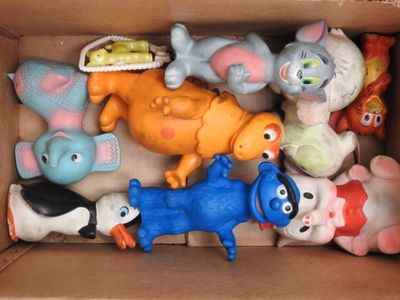 une boîte en carton contenant tout un tas de jouets