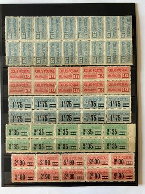 un gros plan sur une feuille de papier sur laquelle figurent de nombreux timbres