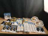 une table sur laquelle se trouvent de nombreux objets différents