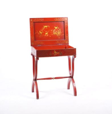 un petit bureau en bois rouge surmonté d'un tiroir