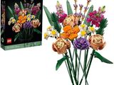 un bouquet de fleurs devant une boîte de Lego