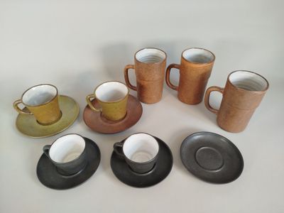 Réunion de sept tasses et cinq sous-tasses en céramique émai…