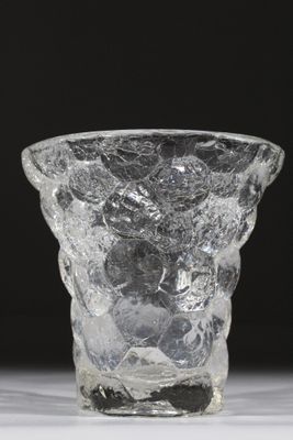 un vase en verre posé sur une table