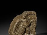 un relief en pierre représentant un aigle avec un oiseau posé sur sa tête