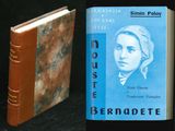 deux livres posés l'un à côté de l'autre sur une table