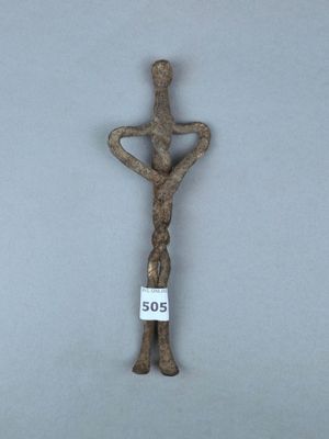 figurine représentant un homme tenant une pancarte sur laquelle est inscrit « 500 »