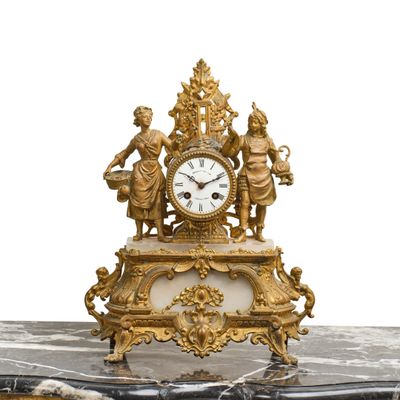 PENDULE AUX ARTISANS en régule doré, patinée et albâtre.