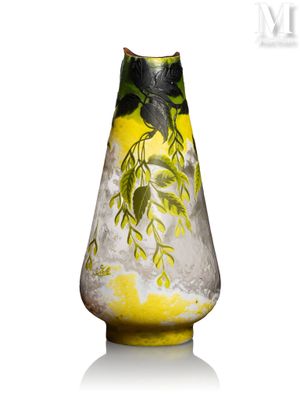 un vase en verre orné d'un motif jaune et noir