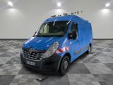 la photo d'une camionnette bleue garée dans un garage
