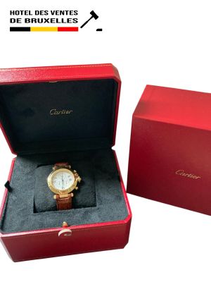 une boîte rouge contenant une montre