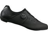 gros plan d'une paire de chaussures noires sur fond blanc