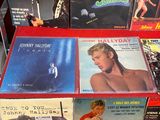 un grand nombre de disques vinyles exposés dans un magasin