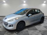 la petite voiture argentée est garée dans le garage sur un sol en damier