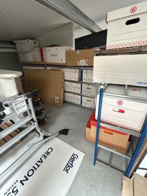 une pièce avec beaucoup de cartons et des cartons sur le sol