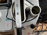 une machine posée par terre à côté d'un bol